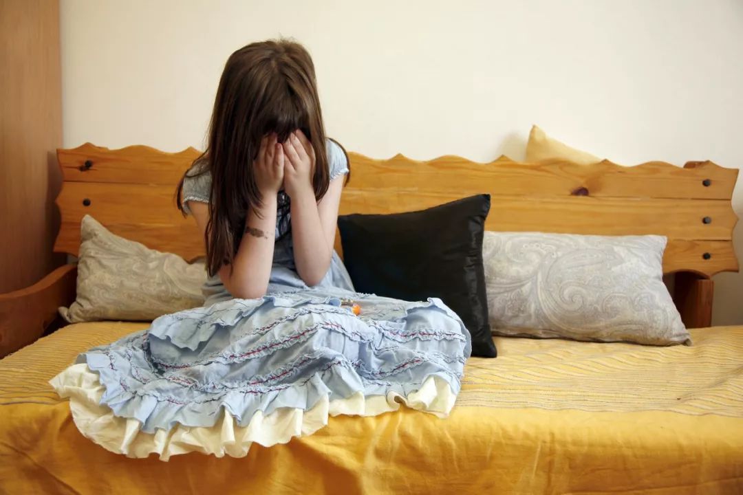 4岁小女孩屁屁痒，妈妈脱下裤子检查后吓坏了：一粒粒竟还会动