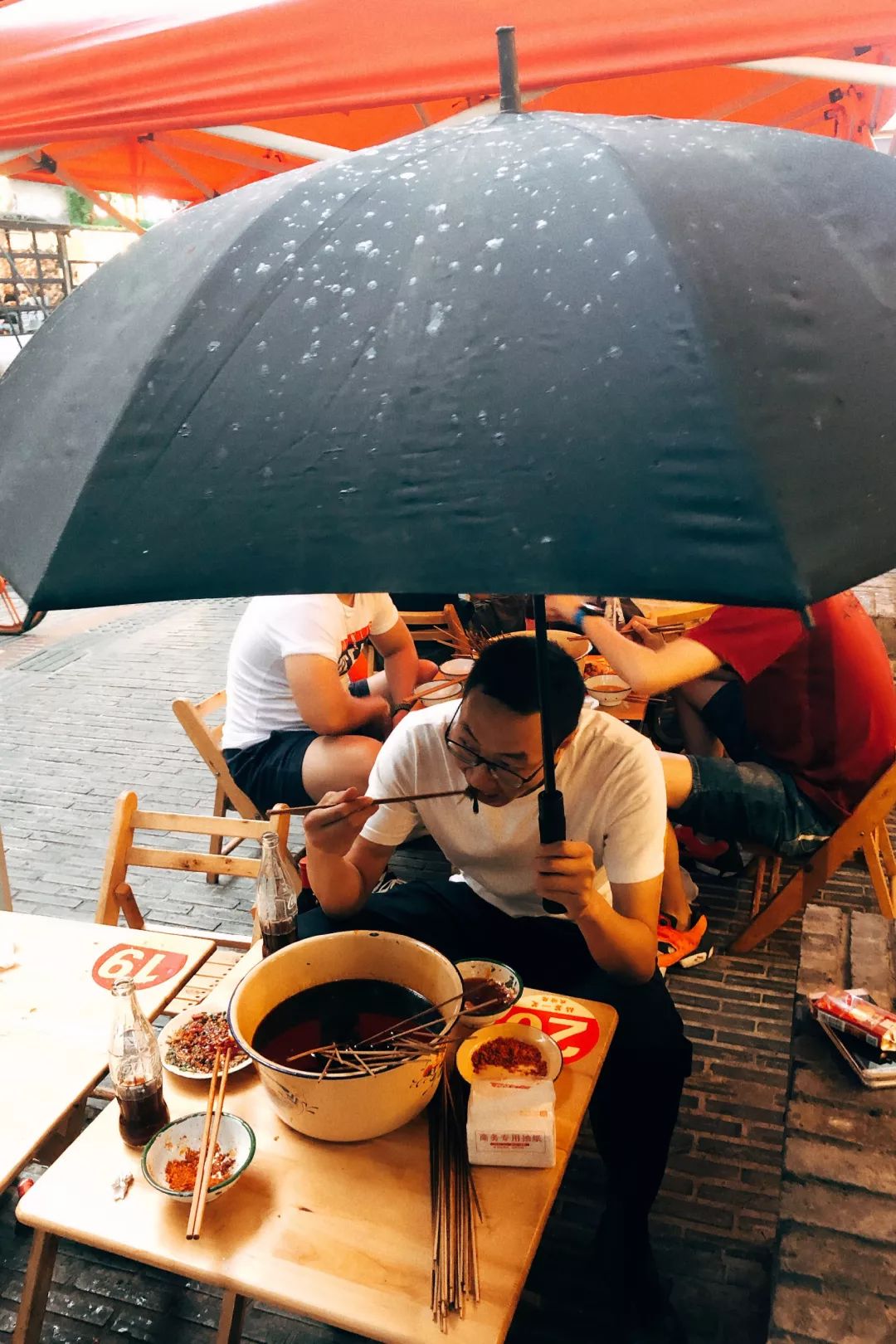 雨女有瓜|我去成都LV展出差的24小时吃成了真实的猪