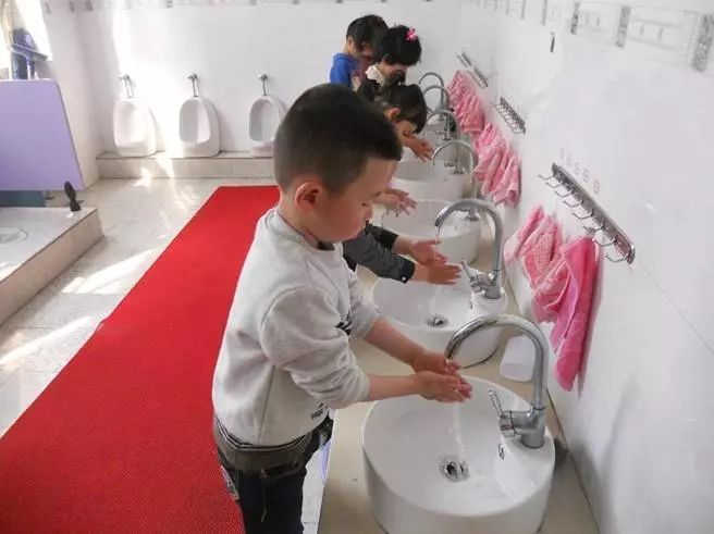 四岁女宝宝说小便地方痒和痛,四岁女宝宝说小便地方痒怎么办