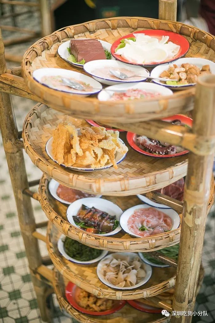 竹架子火锅，有5层高，一筐一筐吃