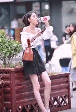 街拍搞笑迷惑行为,揭秘女生拍照的迷惑行为