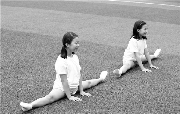 小学二年级体育课考劈叉没练过舞蹈咋办