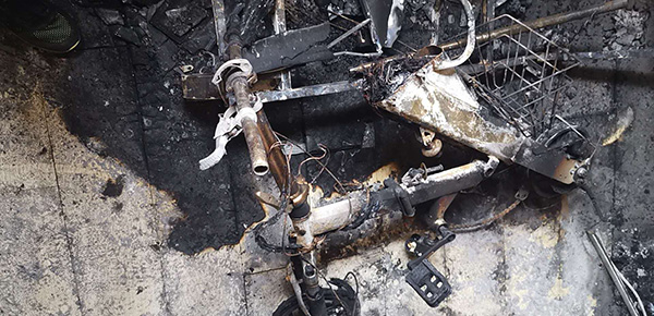 买的锂电池着火商家有责任么,电动车电池充电起火厂家如何赔偿