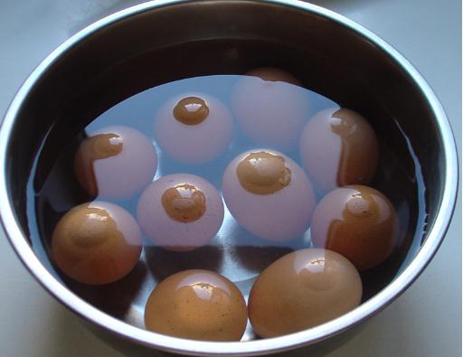 水煮鸡蛋容易粘壳是什么原因,熟鸡蛋粘皮的好还是不粘皮的好