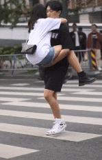 街拍搞笑迷惑行为,揭秘女生拍照的迷惑行为