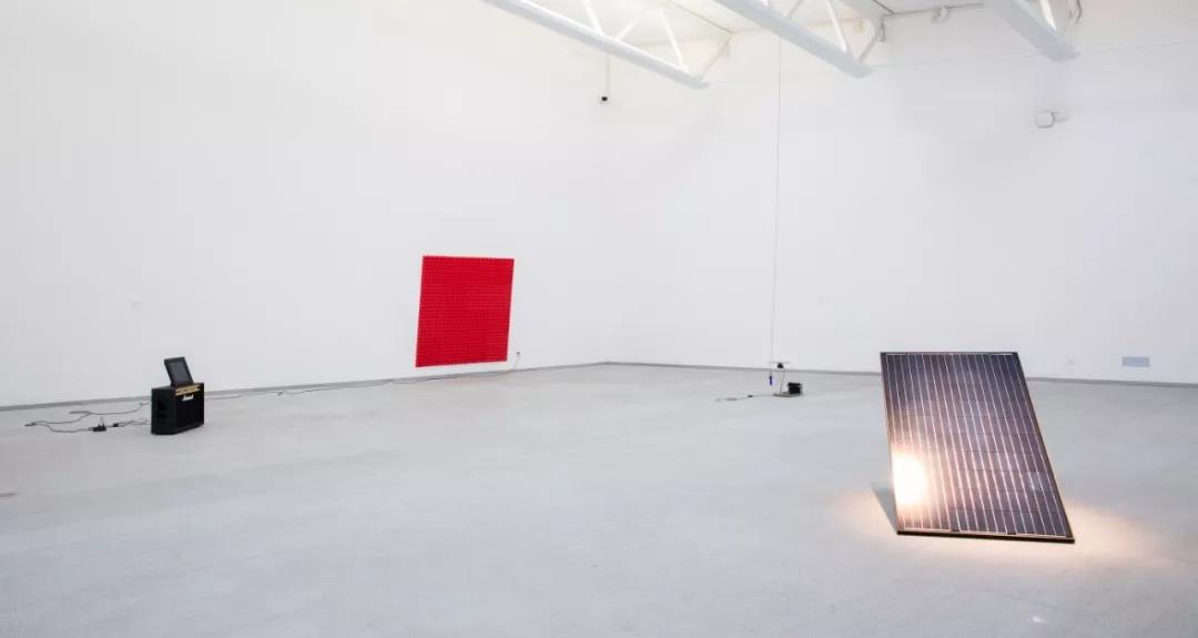 穿梭在四方50赫兹营造的声音环境中，哈龙·米尔扎在中国探讨“复制品”和“挪用”的意义