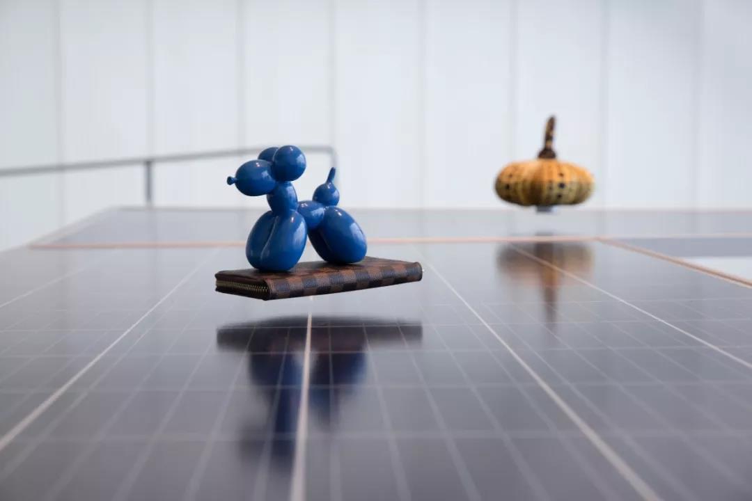 穿梭在四方50赫兹营造的声音环境中，哈龙·米尔扎在中国探讨“复制品”和“挪用”的意义