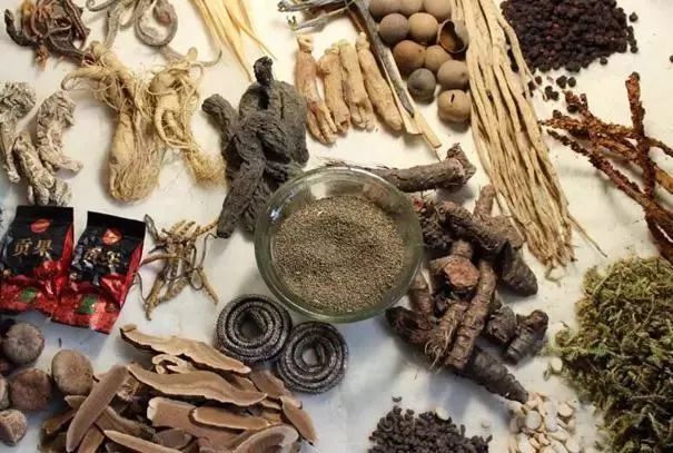 2000元买人参泡酒15年,男子2000买人参泡酒后竟复活