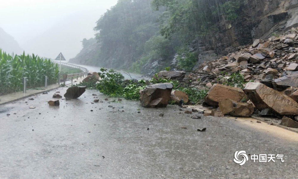 四川万源遭洪水侵袭,达州万源竹峪出现山体滑坡