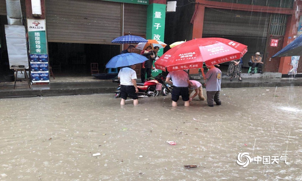四川万源遭洪水侵袭,达州万源竹峪出现山体滑坡