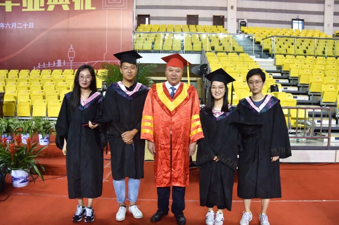 我们毕业了的感人事件,学生们毕业了感动哭了