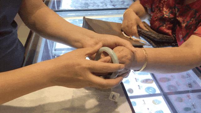 金店卖1万多翡翠实际价格是多少,万元翡翠千元购