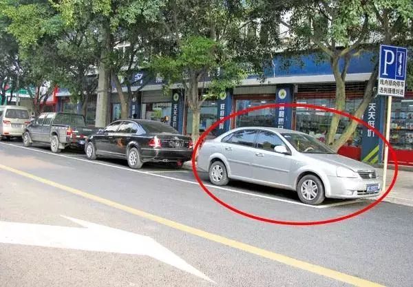 车停在格子里也抄牌罚款？中山交警：没毛病！