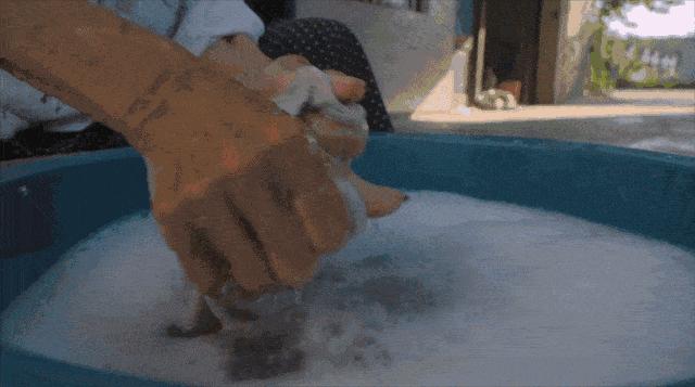 家用洗衣机洗出不明污渍,洗衣机里面脏最快速的解决方式