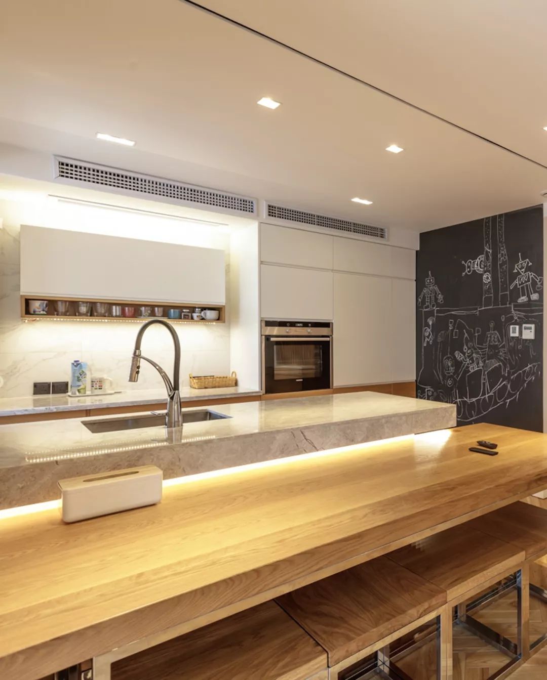 阳台很大要不要装窗帘,阳台太大能装铝合金窗吗