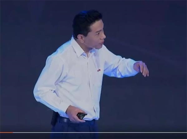 李彦宏演讲被泼水内幕曝光：泼水人身份信息遭扒微博“直男上树”直播泼水百度董事长李彦宏为何遭泼水