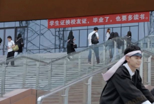 高校走心毕业季标语惹哭网友,催泪的毕业季横幅