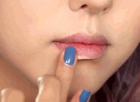 泫雅丰唇后颜值下跌?!但大家都爱这样的“香肠嘴”啊