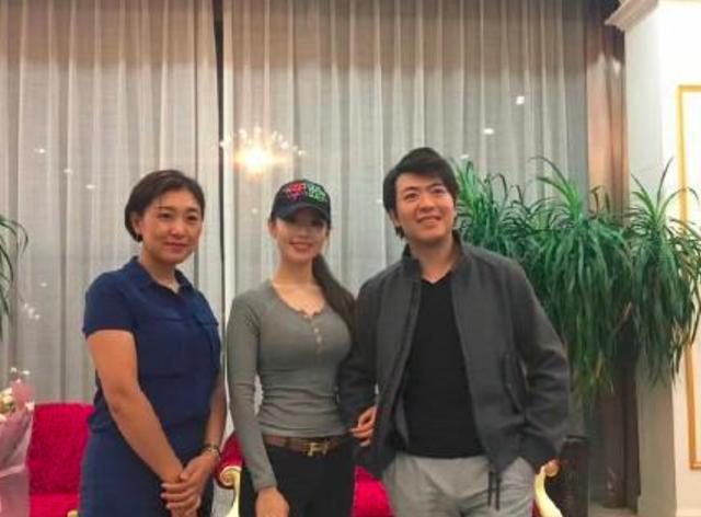 郎朗携娇妻合体现身活动大秀恩爱,郎朗吉娜秀蜂腰曲线