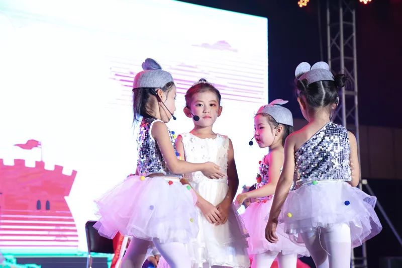 辉煌70载，娃娃送华章——我区举行喜迎建国七十周年消夏晚会