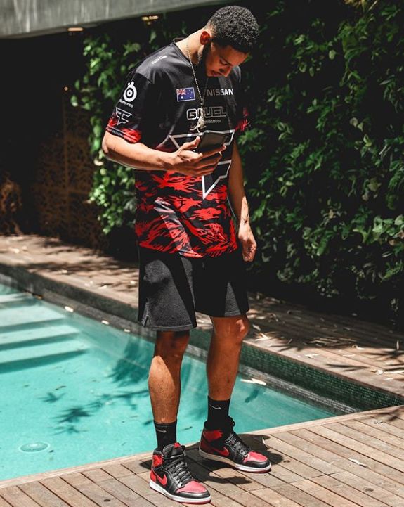 姑娘们，把NBA2K里的鞋拉出来溜溜