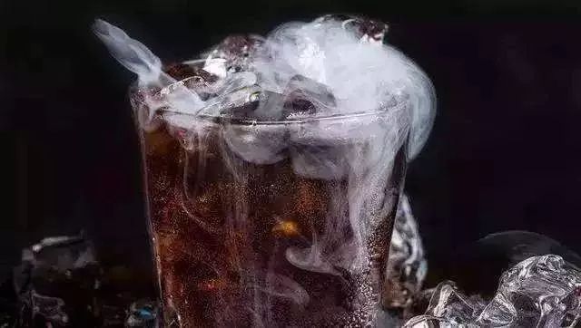 可乐真的会导致骨质疏松吗,可乐腐蚀骨头辟谣