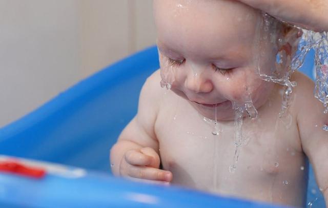 6岁男孩洗完澡受风了高烧怎么办,孩子冲凉冲很久当心什么病