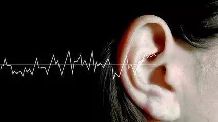 游泳时耳朵进水正确的处理方法,游泳时耳朵进水了有点疼怎么处理