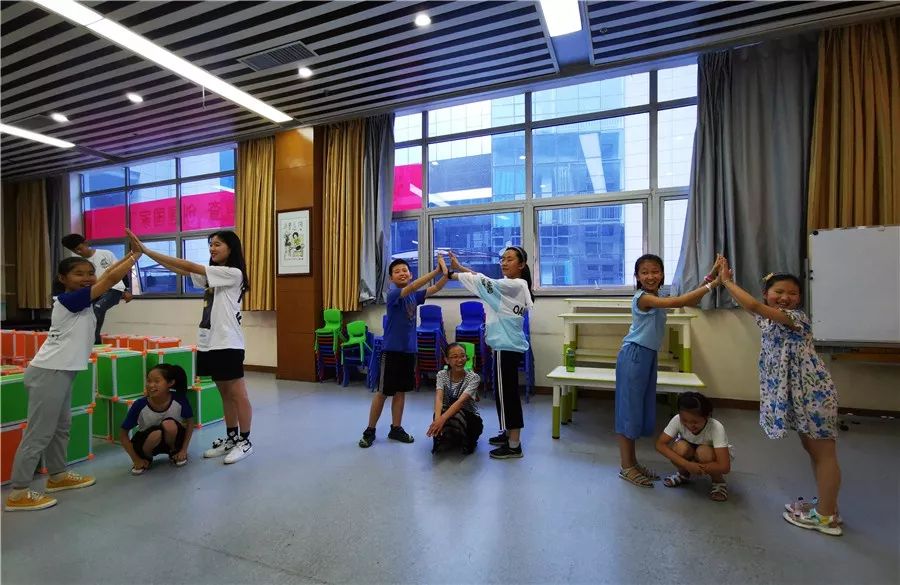 假期充电忙图书馆内人气旺,暑期图书馆学生充电忙