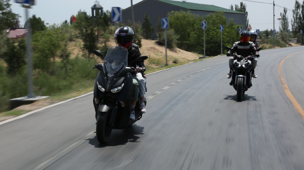 车评测视频对比,雅马哈xmax300摩旅进藏