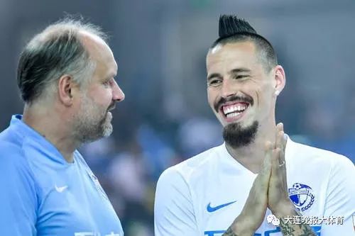 足球倾城,瓦瓦在大连踢球视频