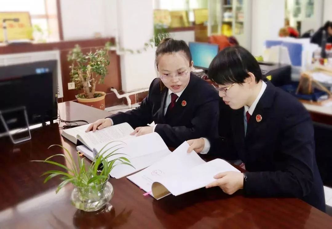 翻倒在“北京赛车”上的“疯狂四兄弟”