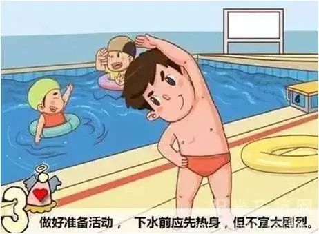 游泳时脚抽筋了怎么办,女人在游泳馆游泳脚抽筋