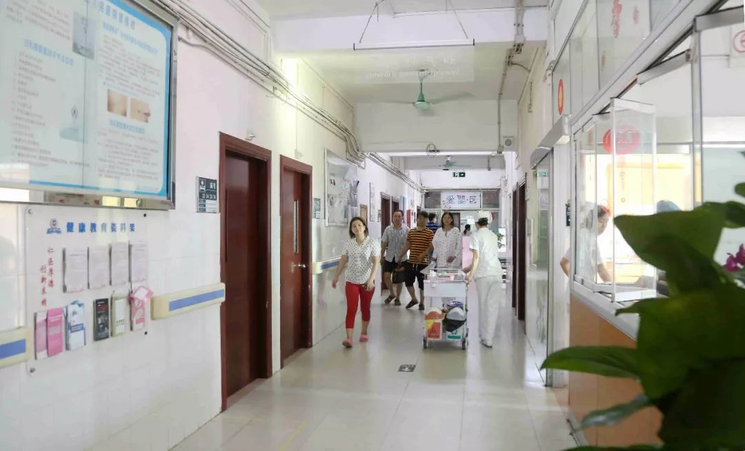 女子厕所产子掉进下水道,产妇上卫生间产下婴儿掉入下水道