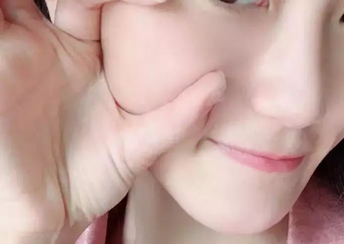 柔嫩抛光|脸上搓出3斤泥!难怪又黄又暗又黑头!10秒给脸蛋“剥壳”,厉害