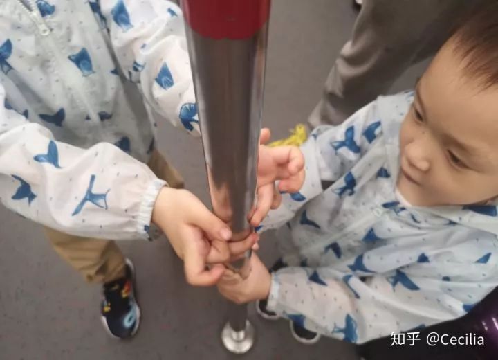 小孩以死威胁家长的心理,小孩拿刀威胁家长要玩手机