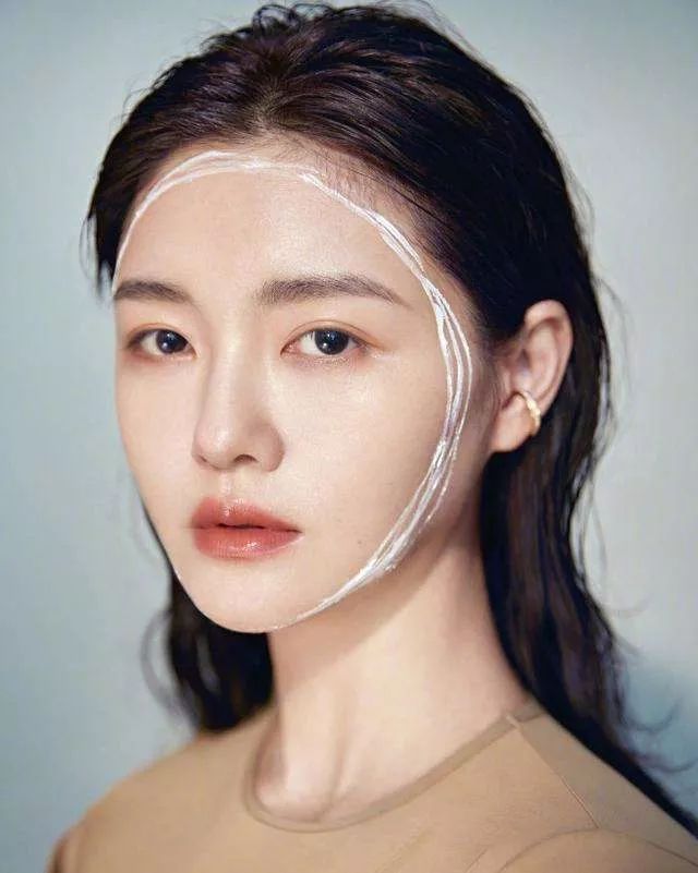 被虚假友情蒙蔽的“绿叶妹”，如今事业开挂反成“真公主”