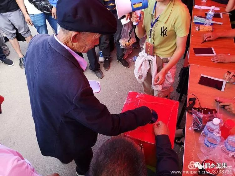 红路彩旗舞易地搬迁擂战鼓