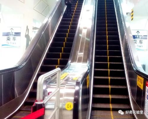 电梯扶手为什么比电梯快,电梯的扶手为什么比脚下站的要快