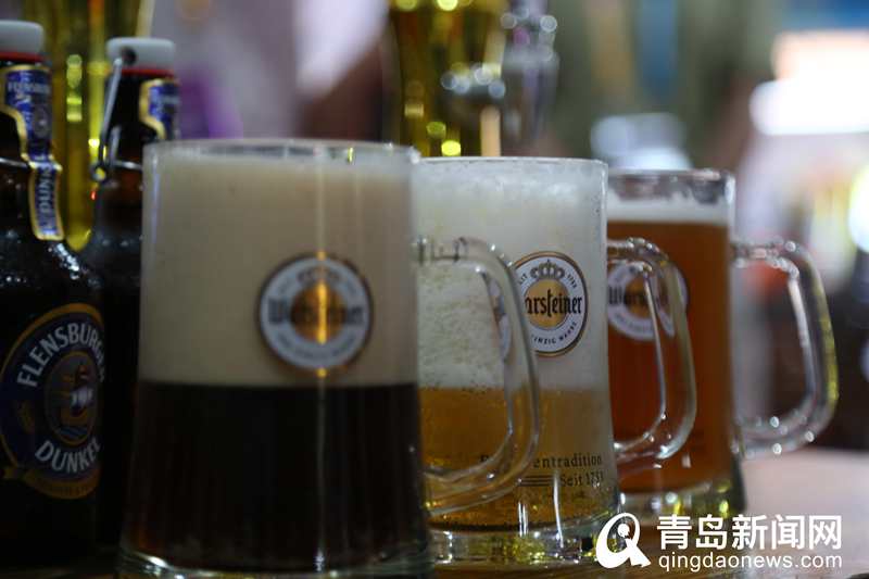 色泽金黄清新诱人,色泽微黄的酒