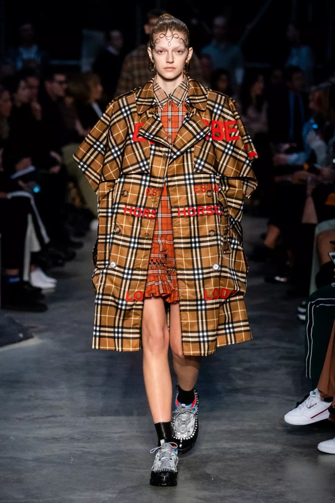 21年秋冬女装流行趋势,21年秋冬女装流行色