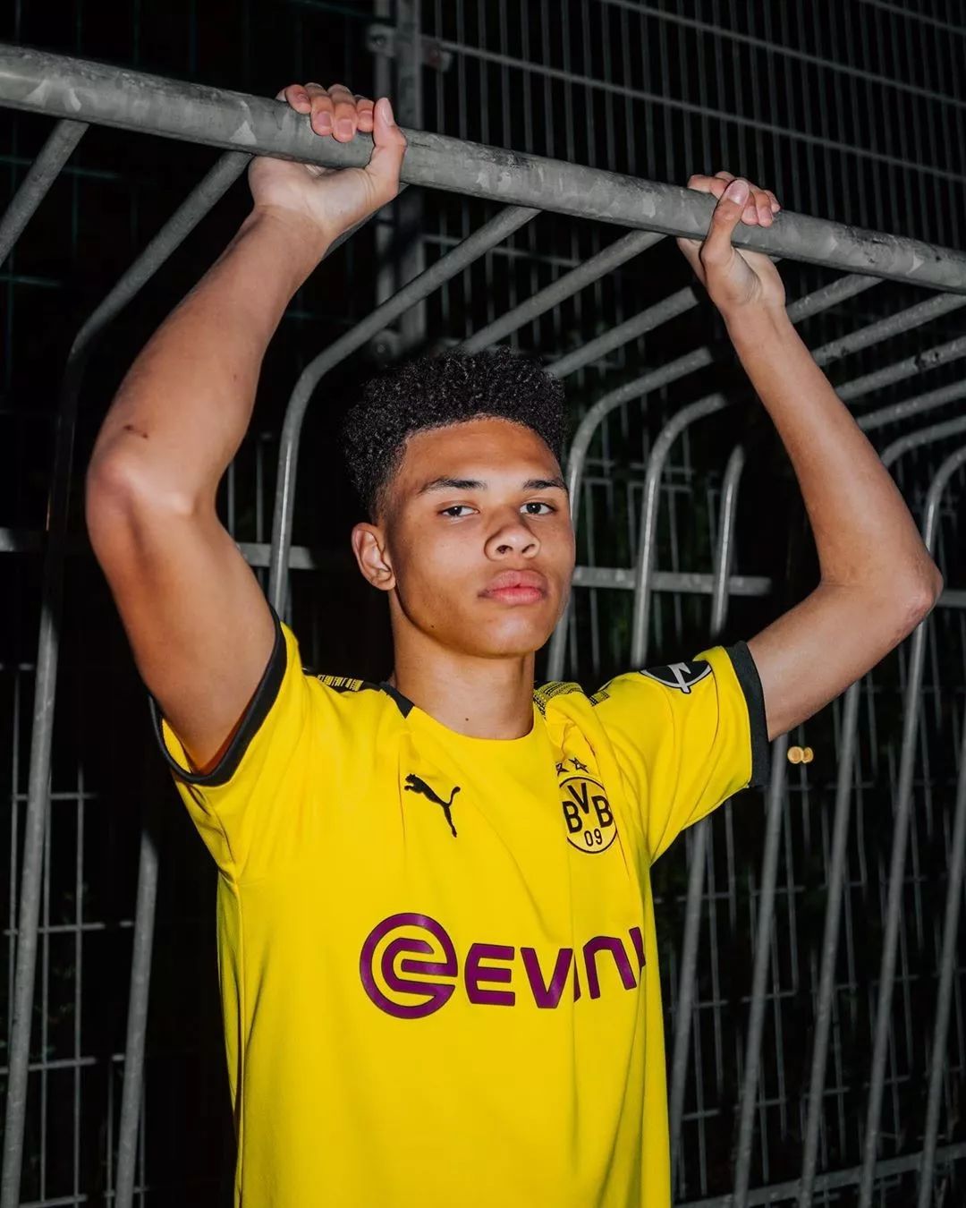 足球衣潮流设计,足球衣风格穿搭