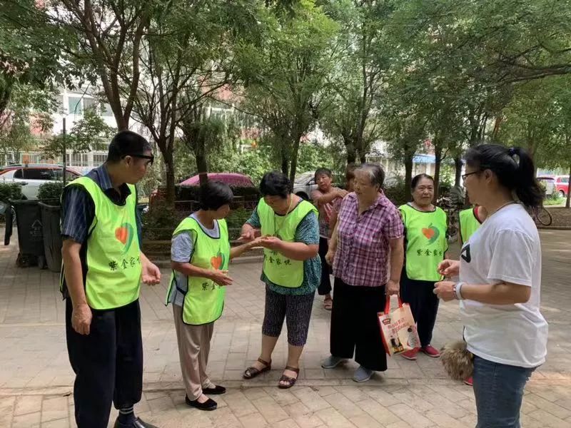 热闹过年绘画,社区组织的绘画活动