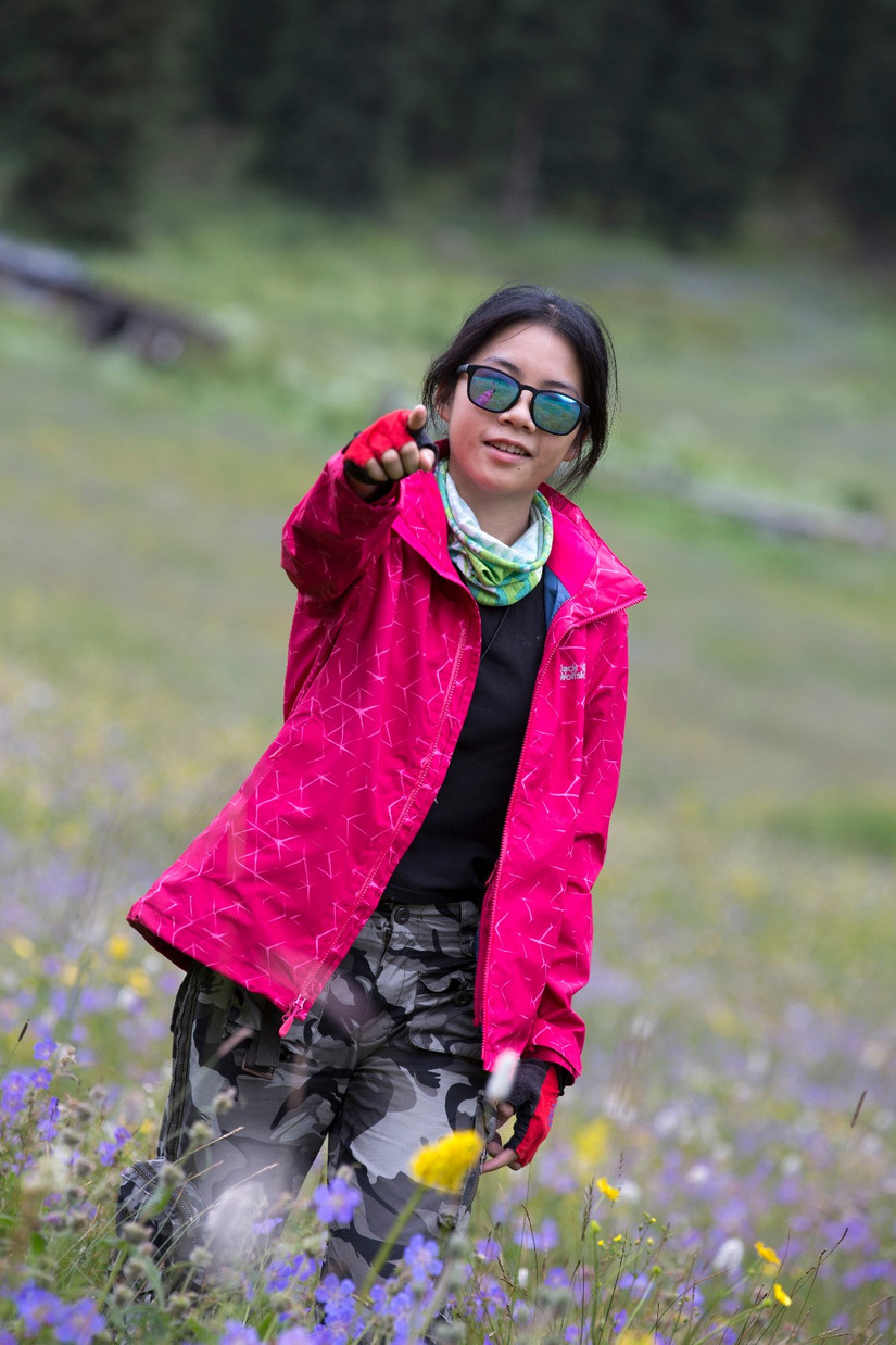 伊犁那拉提旅游冲锋衣穿搭,新疆伊犁风景冲锋衣