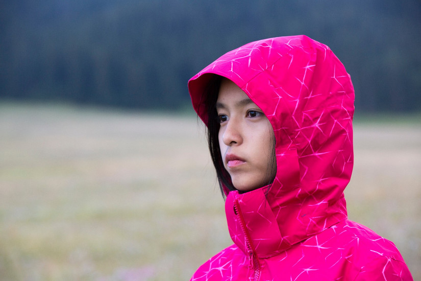 伊犁那拉提旅游冲锋衣穿搭,新疆伊犁风景冲锋衣
