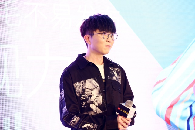 毛不易戴的眼镜,毛不易同款新眼镜框