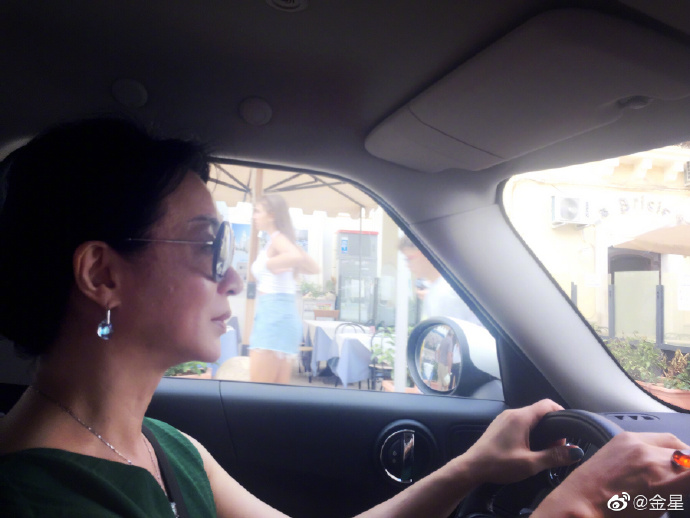 51岁金星意大利度假,穿开叉裙性感妩媚,脖子引起了所有人的注意