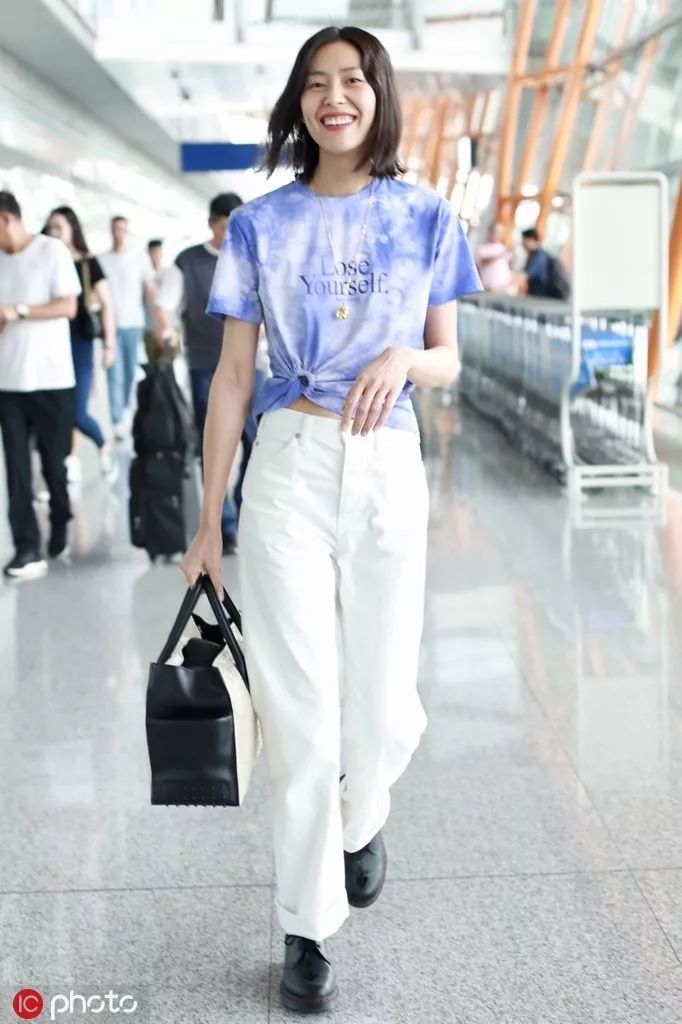 宋茜的衣服为什么这么高,宋茜一身醒目的白色套装