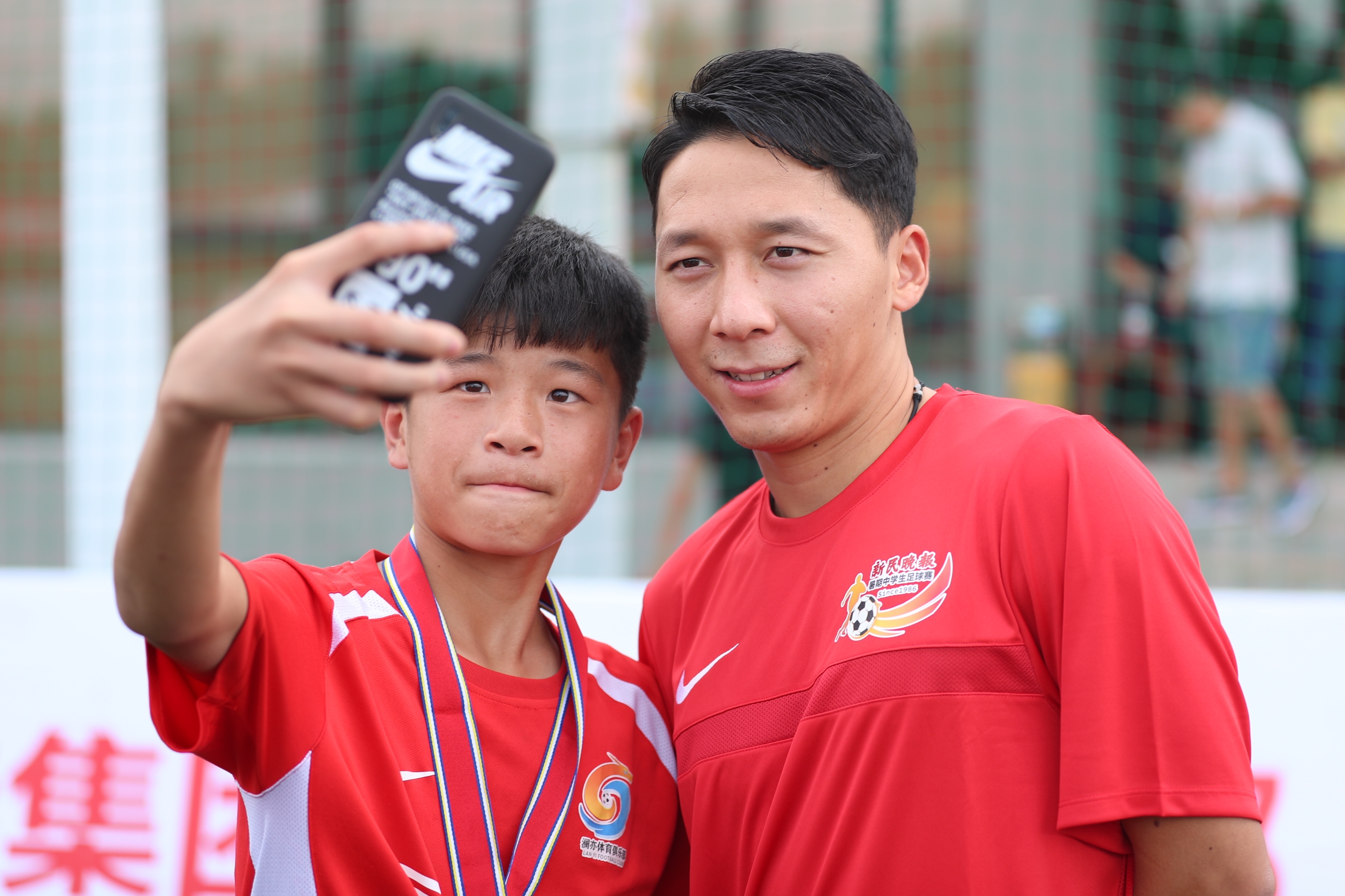 今天，上港有支“势不可挡战队”与小学生们来了一场足球PK