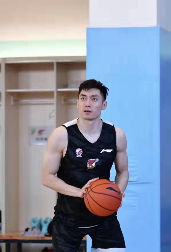 国信双星男篮官宣赵泰隆加盟球队，签下前魔术后卫格兰特正物色“第三外援”